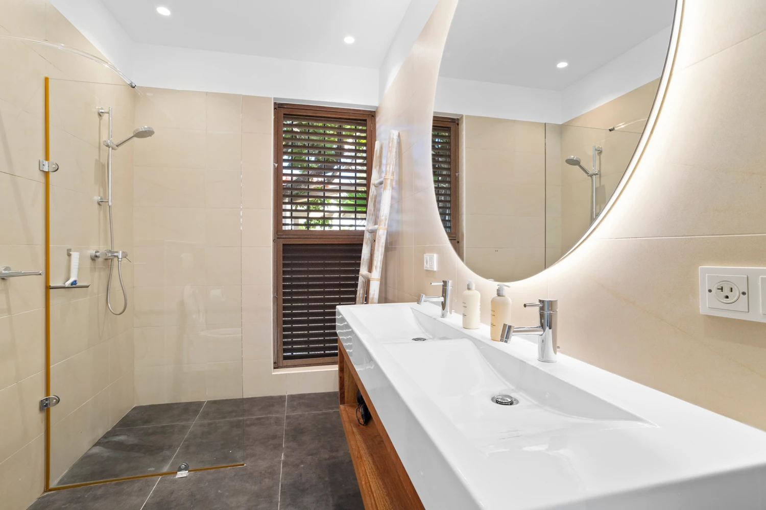 caren paradise -true media culture-01.jpg